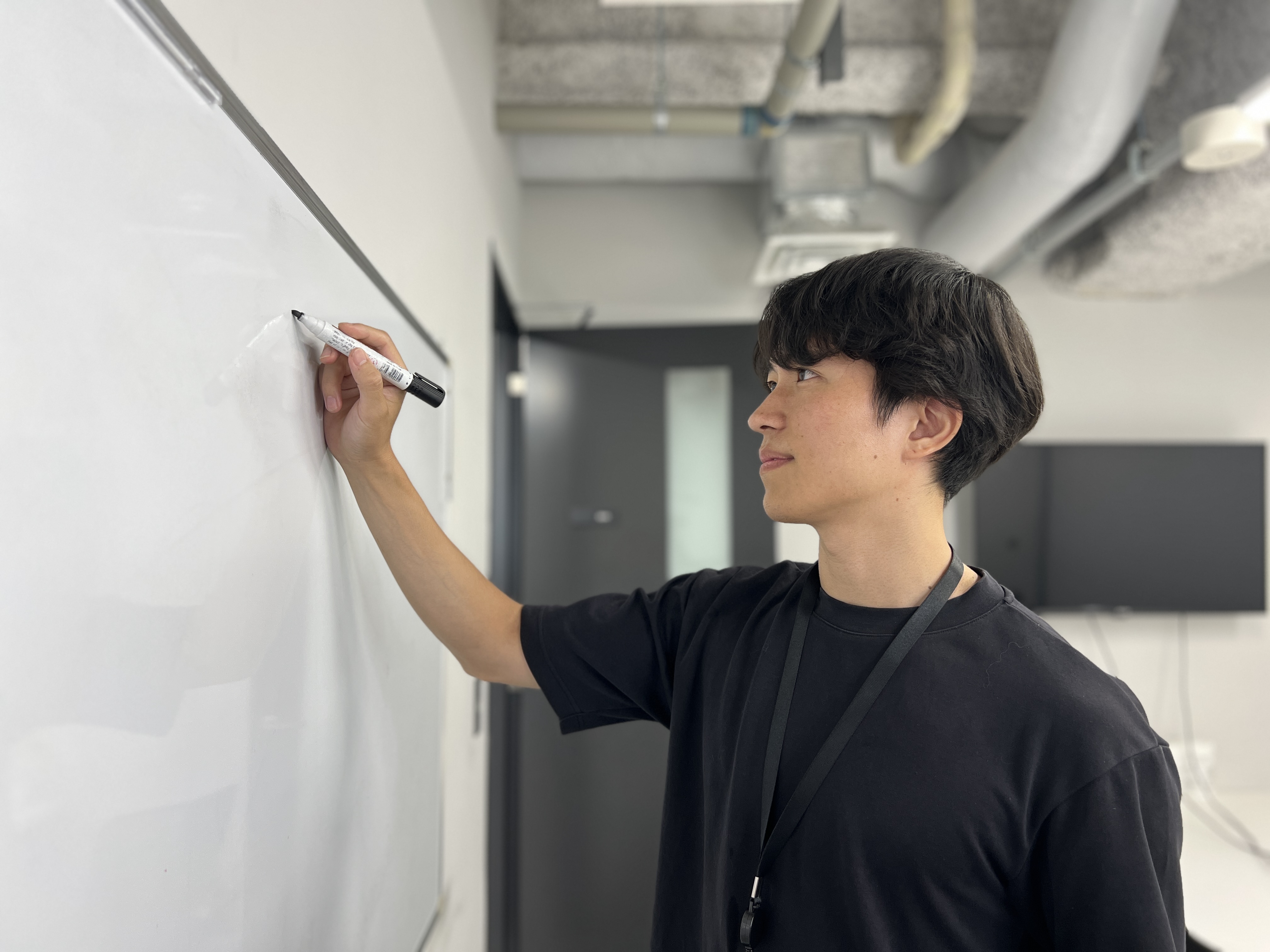 ホワイトボードで設計を共有する様子