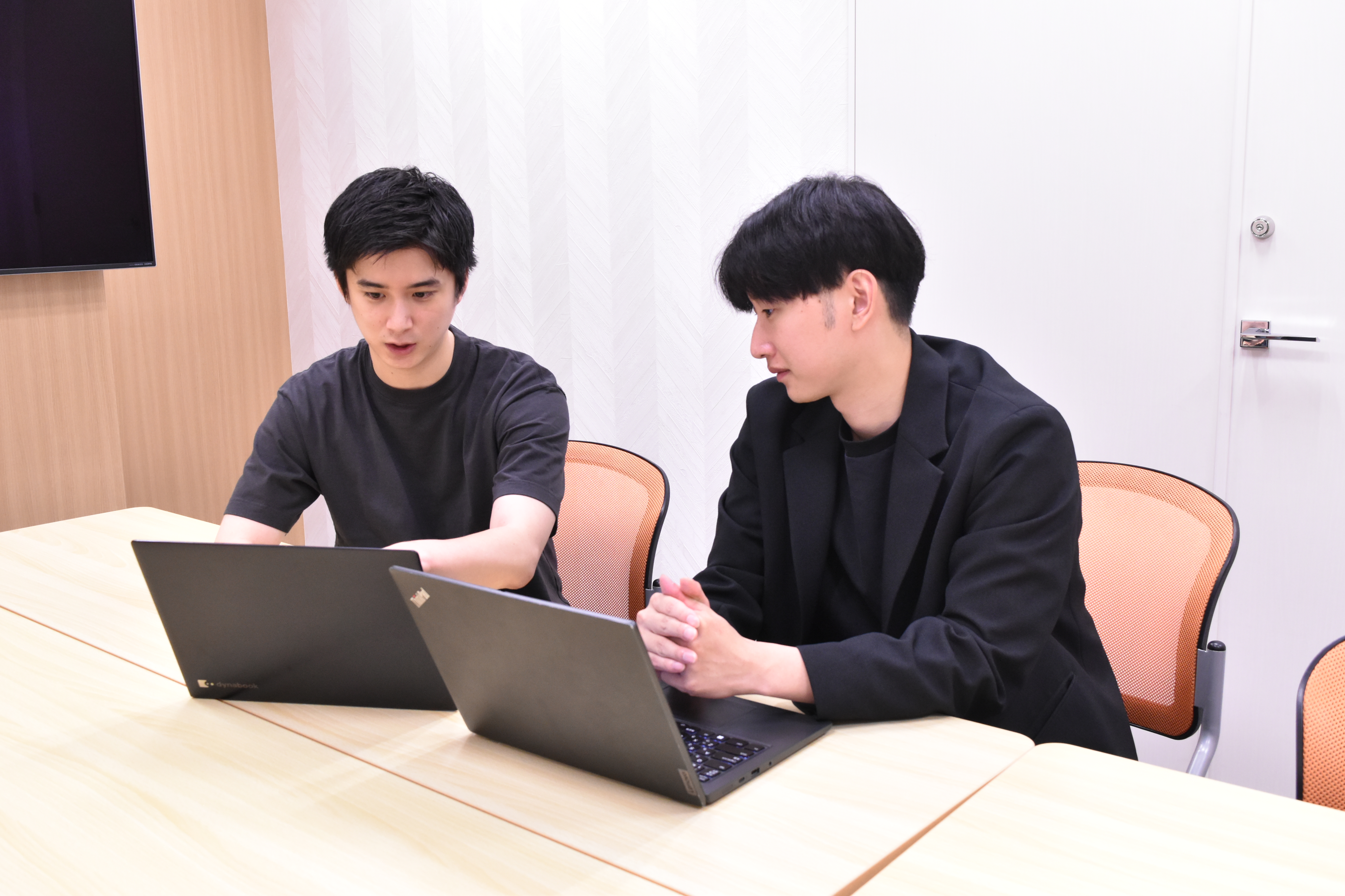 Squad beyondの画面を見ながら会話するsizebookの菊地さんとメンバー