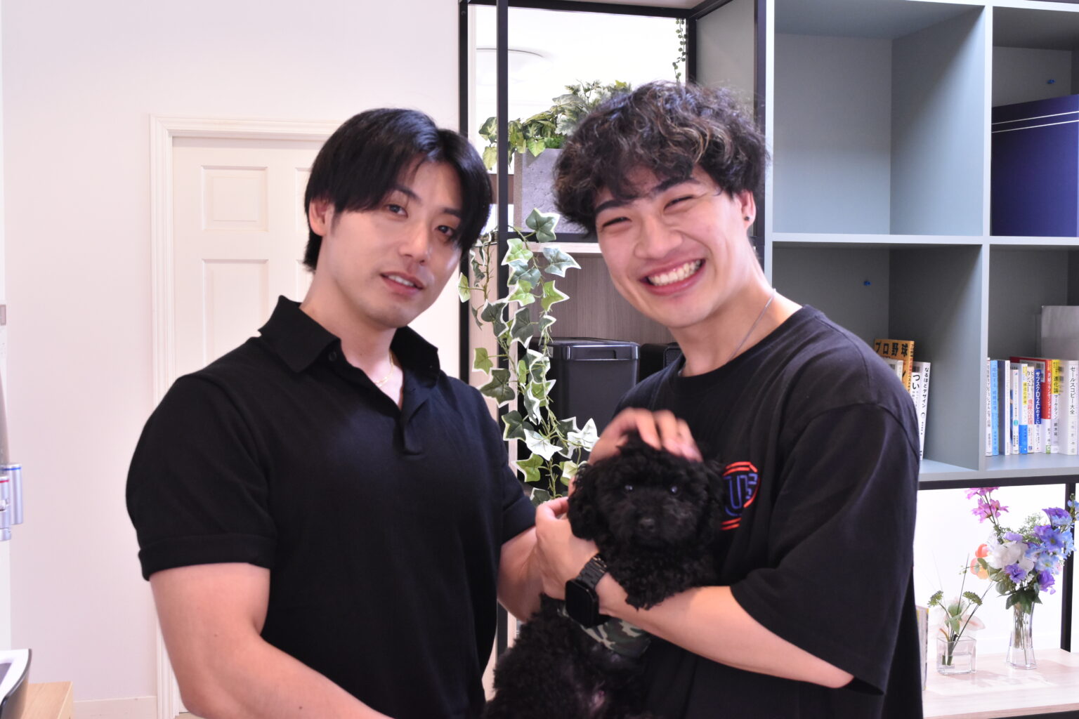 取材の合間、オフィスの愛犬と
